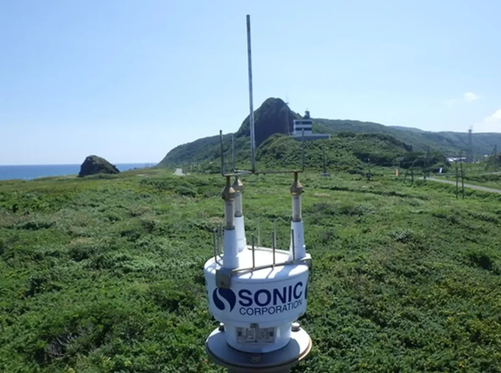 屋外観測所に設置された超音波風向風速計 SA-11HC